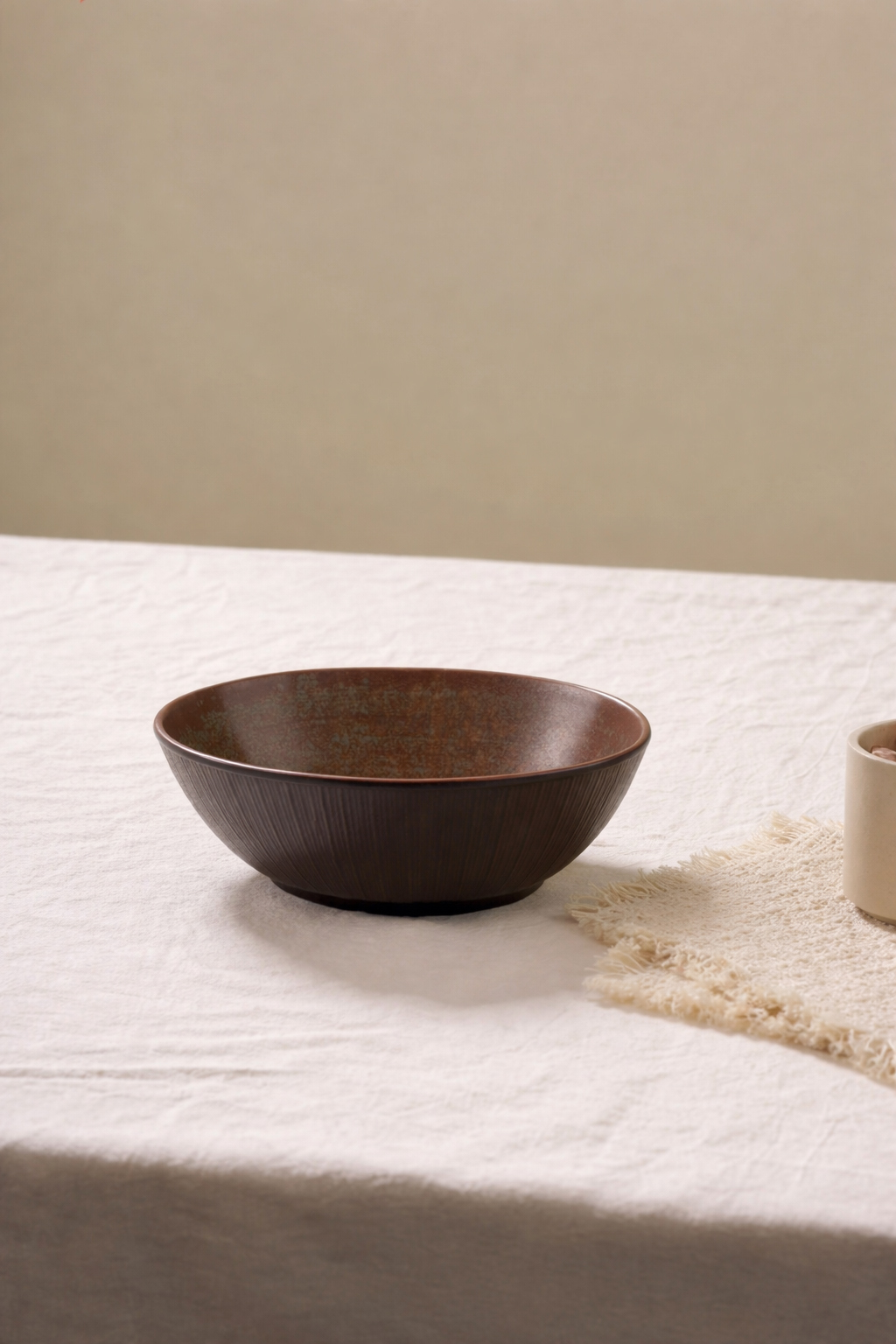 Large 19.5 cm melamine serving bowl for salad, pasta and mixing on dining table