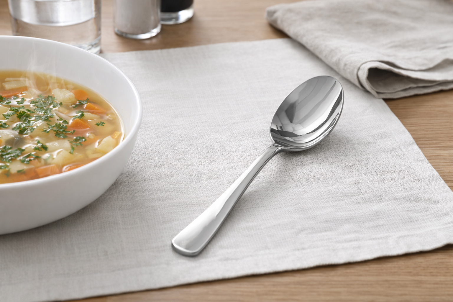 Dinner Spoons Set of 6 made from premium 18/10 stainless steel with polished mirror finish – available at Homedash Lebanon.