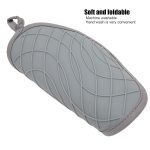 Square 20x20cm silicone oven mit with anti-slip surface and hanging rope, heat-resistant kitchen pot holder from Homedash Lebanon