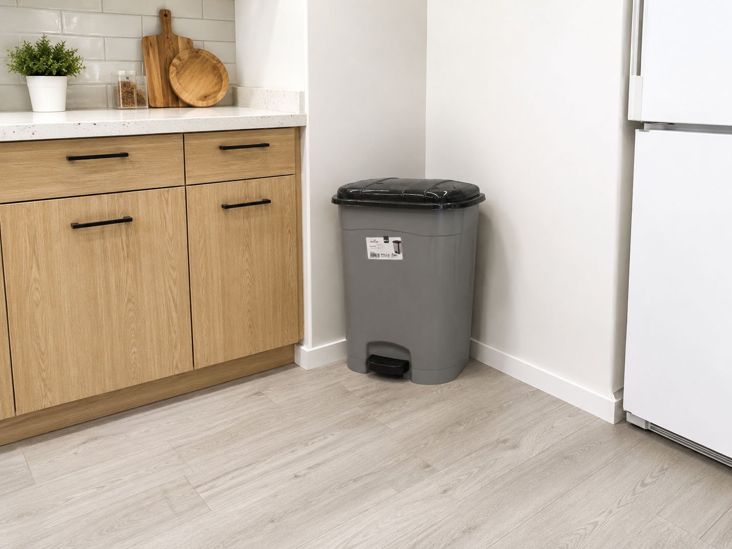 plastic pedal dustbin with black lid and removable inner bucket with handle for kitchen and home use.