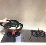 glass lid with black silicone rim suitable for 18 cm, 20 cm, and 22 cm pots and pans on white background.
