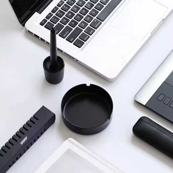 Black stainless steel ashtray with 3 cigarette rests, 10 cm diameter and 3.4 cm height.