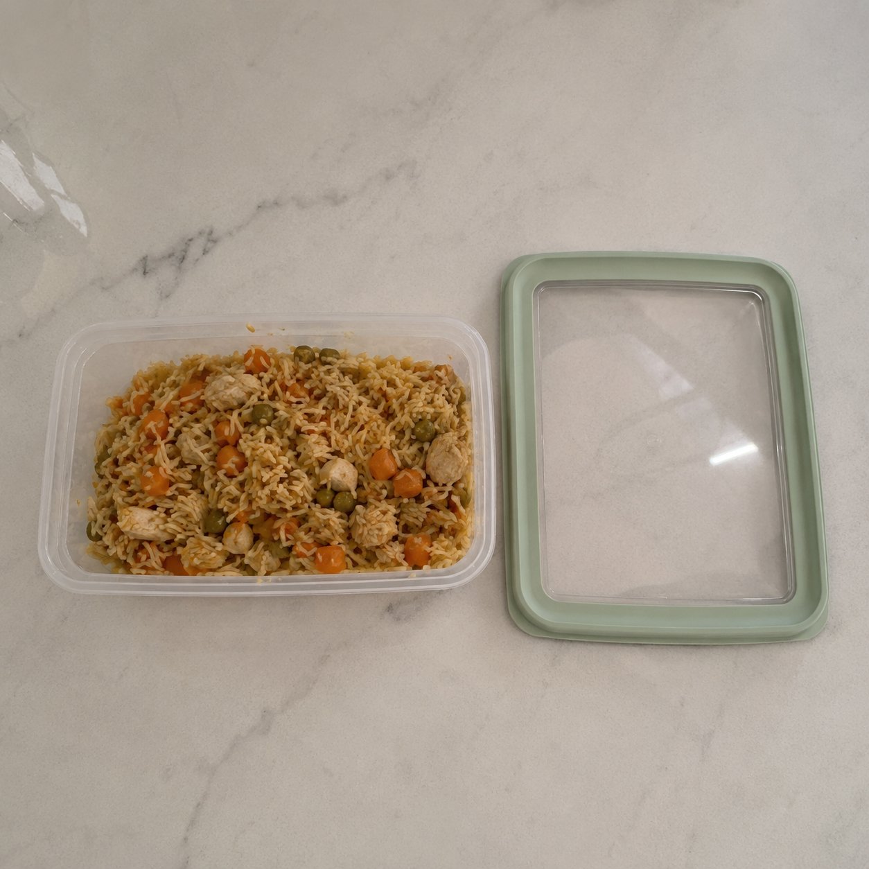 Transparent 2.6L rectangular airtight BPA-free food container with snap-lock sealing lid for fresh food storage.