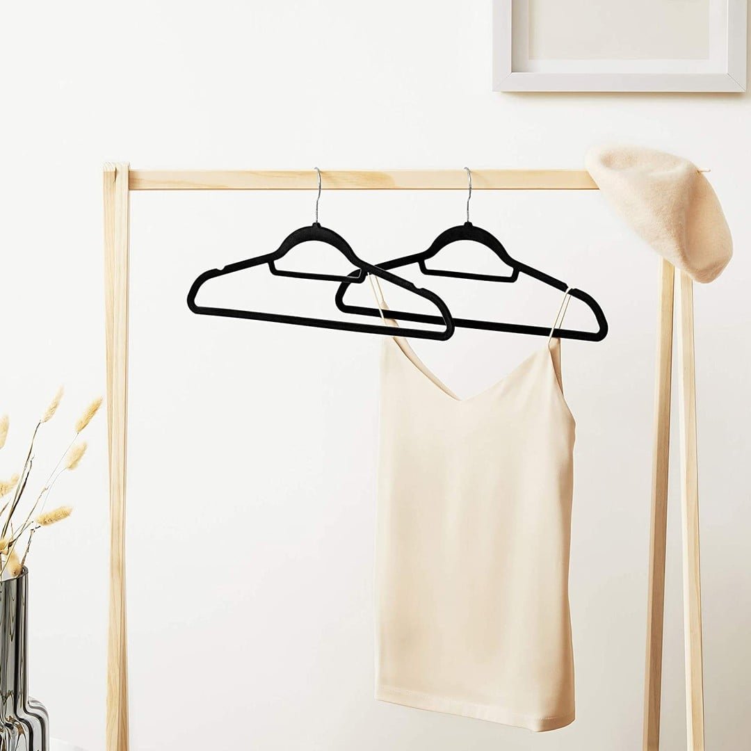 SET OF 5 NON-SLIP VELVET CLOTHES HANGERS BLACK - Image 6